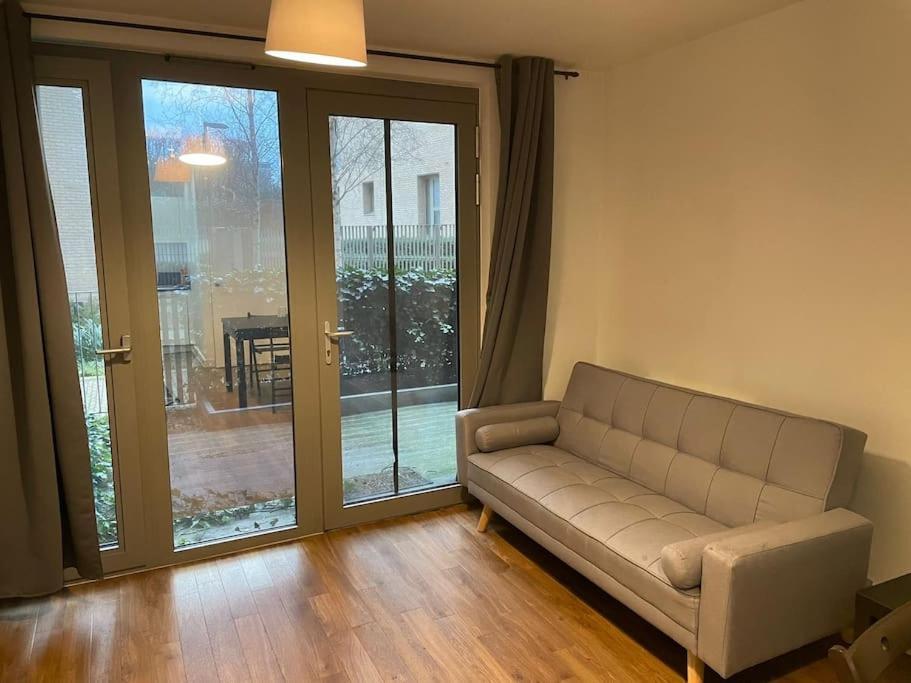 Apartment Modern One Bed Flat, Near Airport ,excel Centre, Dlr & Barrier Park London