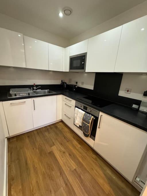 Modern One Bed Flat, Near Airport ,excel Centre, Dlr & Barrier Park Apartment *