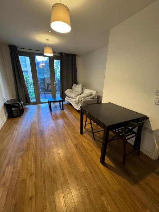 Modern One Bed Flat, Near Airport ,excel Centre, Dlr & Barrier Park London
